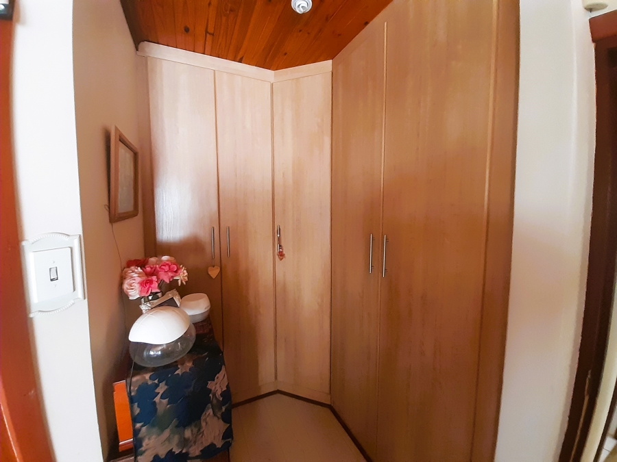 6 Bedroom Property for Sale in Paradise Beach Eastern Cape